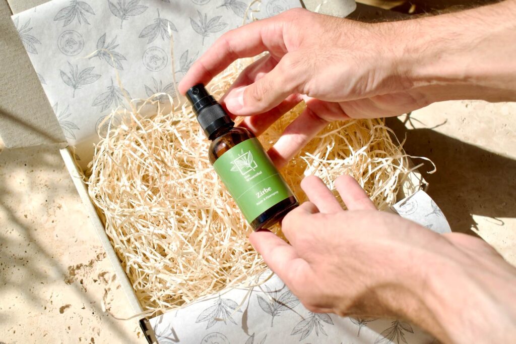 Das alpine Raum- und Kissenspray Zirbe wird sorgfältig verpackt