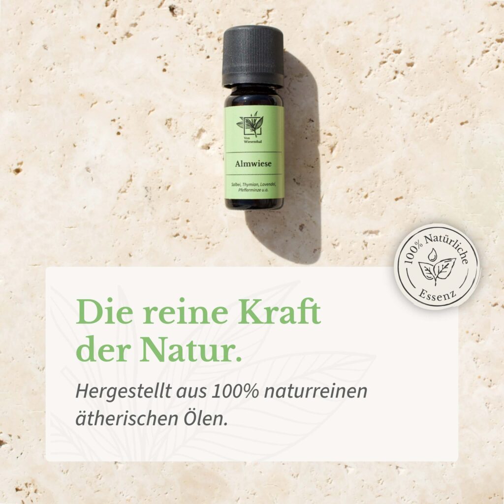 Nahaufnahme des naturreinen ätherischen Duftöls Almwiese auf einem rustikalen Travertintisch.