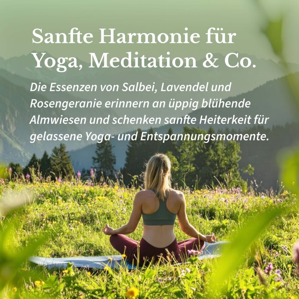 Eine Frau macht in einer alpinen Almwiese Yoga und meditiert und genießt den alpinen Duft der Almwiese.