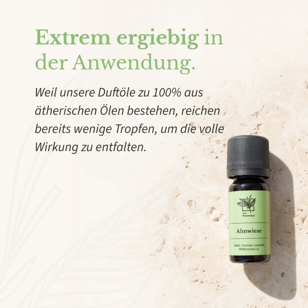 Eine Flasche des naturreinen ätherischen Duftöl Almwiese liegt auf einem Tisch.