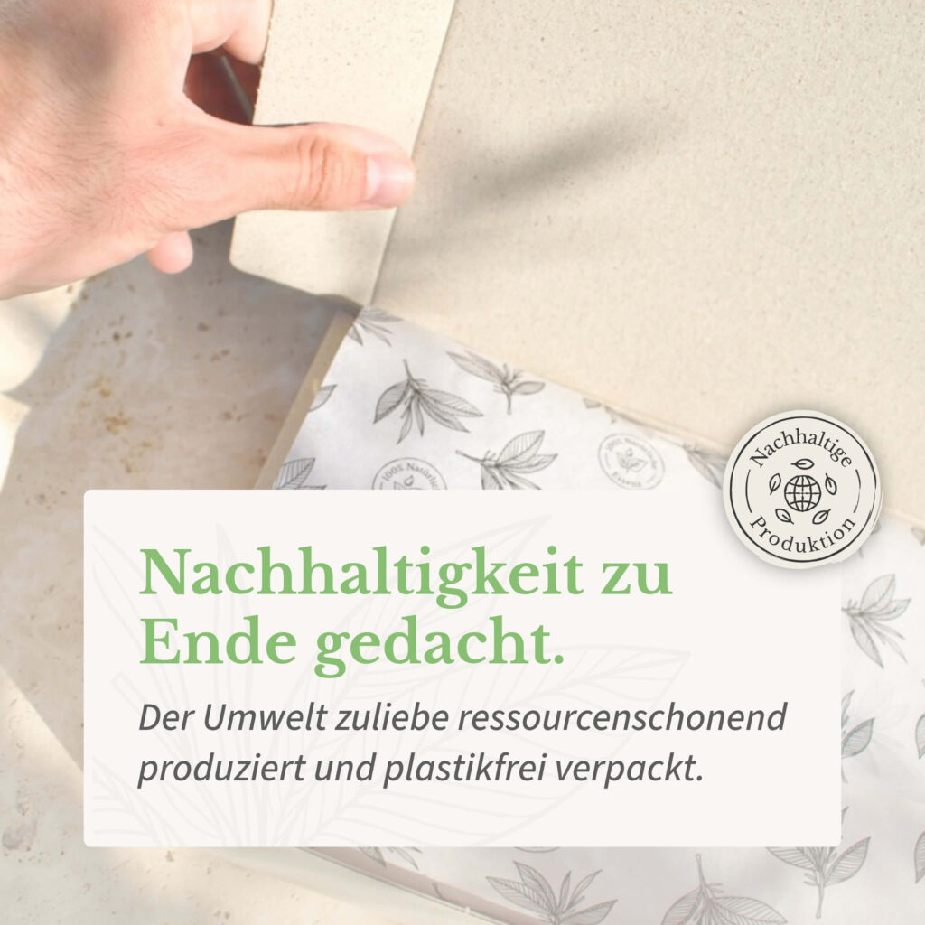 Eine Flasche des naturreinen ätherischen Duftöl Almwiese wird plastikfrei verpackt.