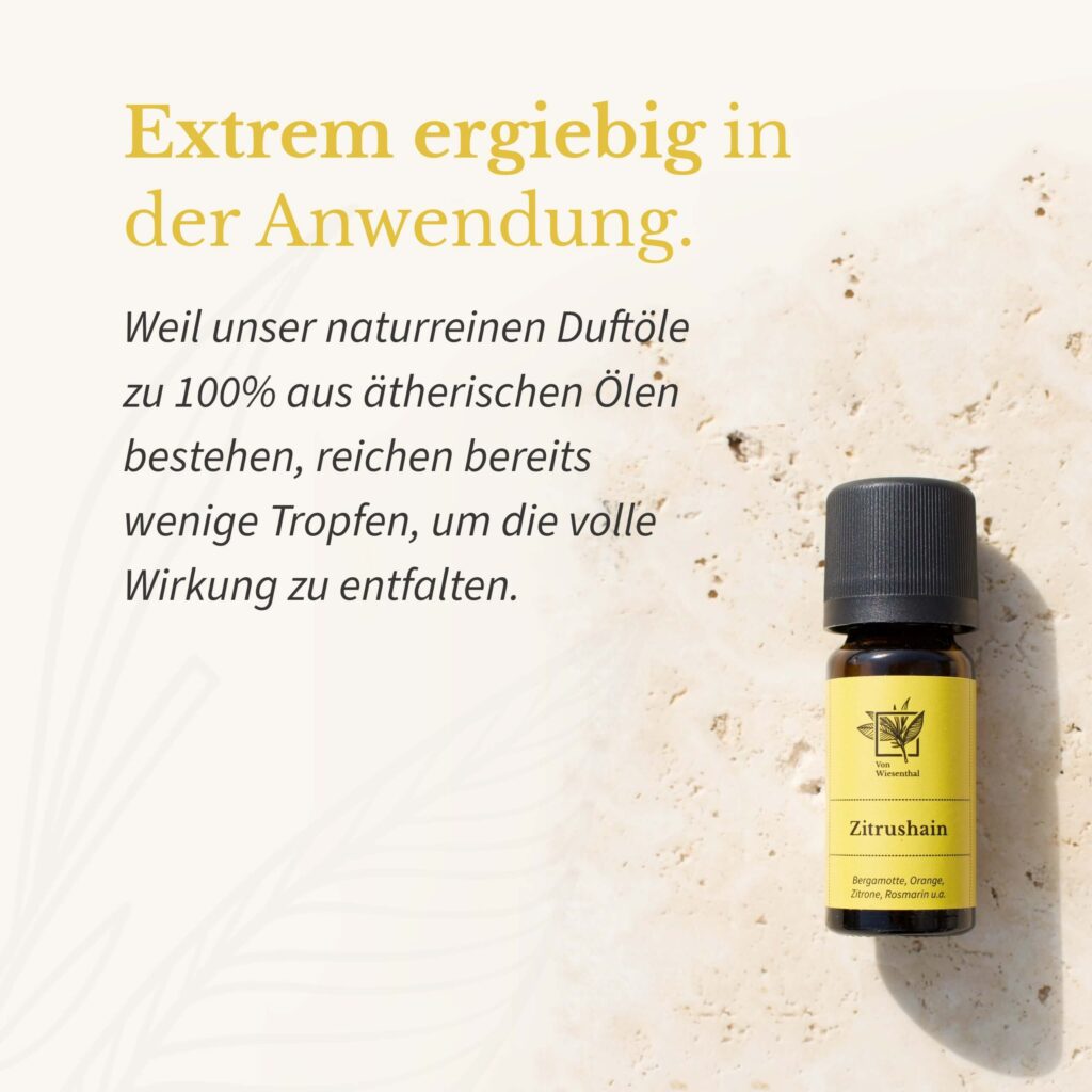 Eine Flasche des naturreinen ätherischen Duftöl Zitrushain liegt auf einem Tisch.