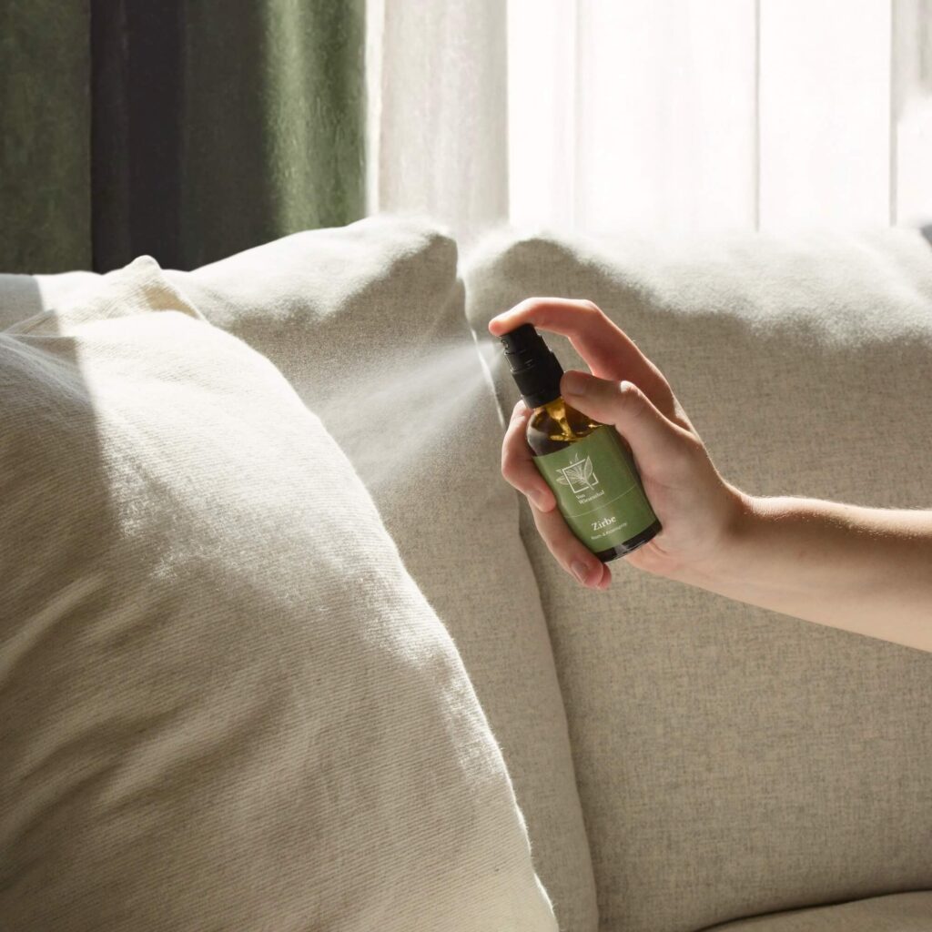 Das alpine Raum- und Kissenspray Zirbe wird auf ein Kissen gesprüht