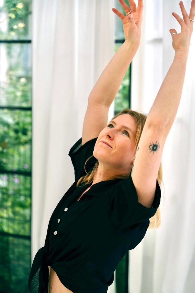 Yogalehrerin Nina Endesfelder während einer Yoga-Session mit dem alpinen Duftöl Almwiese